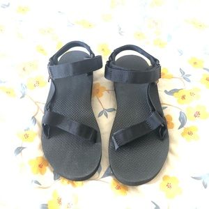 Teva midform sandal. Worn only once! Sz 9